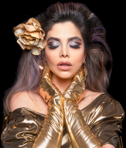 Modell präsentiert aktuelle Fashion Kollektion